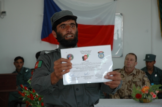 Na certifikát o ukončení kurzu jsou absolventi patřičně hrdí