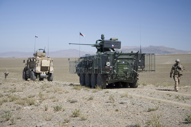 Osádky vozidel Pandur plní úkoly v sestavách manévrových prvků 8. jednotky PRT při patrolách 2