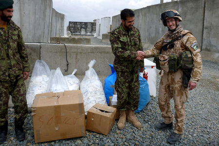 Při předávání zdravotnického materiálu příslušníkům Afghánské národní armády
