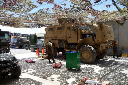 Servis vozidel MRAP MAXXPRO na dílnách 9. jednotky PRT Lógar (3)