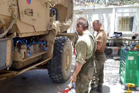 Servis vozidel MRAP MAXXPRO na dílnách 9. jednotky PRT Lógar (4)