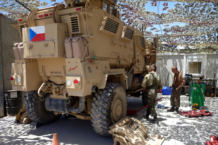 Servis vozidel MRAP MAXXPRO na dílnách 9. jednotky PRT Lógar (5)