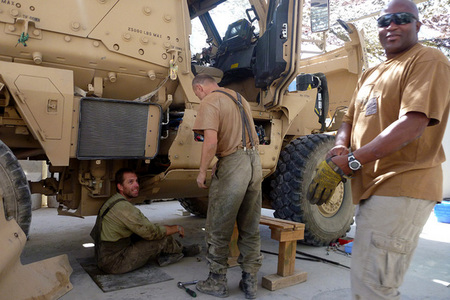 Servis vozidel MRAP MAXXPRO na dílnách 9. jednotky PRT Lógar (7)