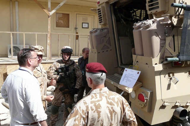 Premiér se seznamuje s výzbrojí a technikou jednotky. Na snímku vozidlo kategorie MRAP - MAXXPRO, zapůjčené české jednotce americkou armádou