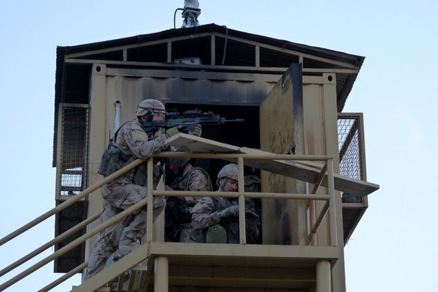 Čeští vojáci se brání v jedné z věží základny v Puli Alam během zahájení jarní ofenzivy Talibanu 15. dubna 2012