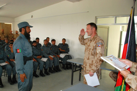 Plukovník Honzák při předávání certifikátů
