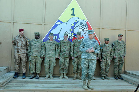 Předseda Sboru náčelníků štábů americké armády před oceněnými vojáky. Rotný Novotný je vlevo