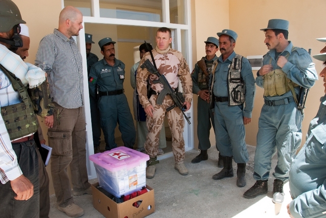 Při příležitosti předání stavby obdrželi afghánští policisté také zdravotnický materiál