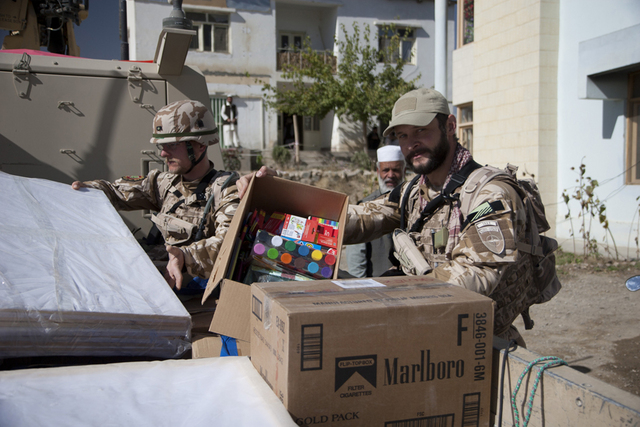 Příslušníci 8. jednotky PRT podpořili realizaci Malířské soutěže a poskytli plátna a kreslíci potřeby školám v Lógaru