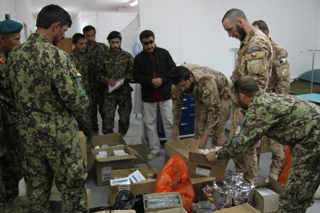 Příslušník obvaziště vysvětluje vojákům ve zdravotnickém zařízení ROLE I využití distribuovaných léčiv a zdravotnického materiálu