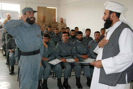 Senátor za Azru blahopřeje absolventovi