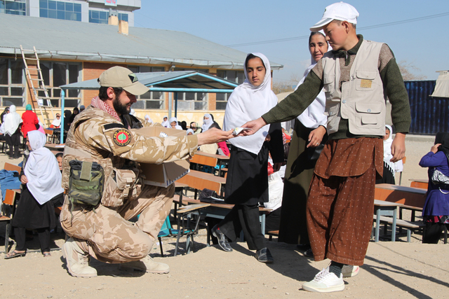 Skupina CIMIC předává dětem v Lógaru i příspěvky soukromých donátorů