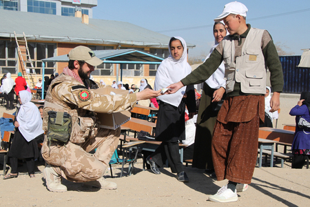 Skupina CIMIC předává dětem v Lógaru i příspěvky soukromých donátorů