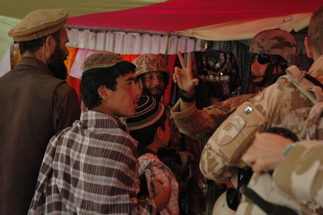Smlouvání patří ke koloritu nakupování v Afghánistánu