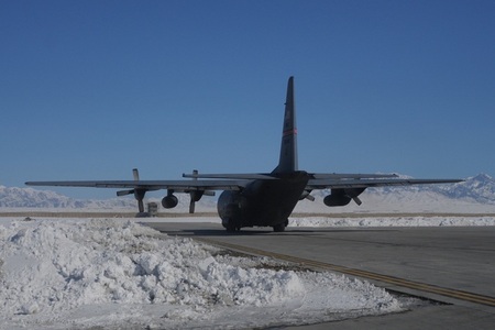 Transportní letoun C-130 Hercules s českými vojáky na palubě