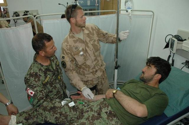 V tomto případě se afghánskému zdravotníkovi nepovedlo zavézt infuzi do žíly