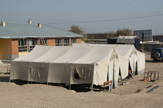 Ve škole Bebe Amina v Puli Alam se učí jedna třetina žákyň ve stanech