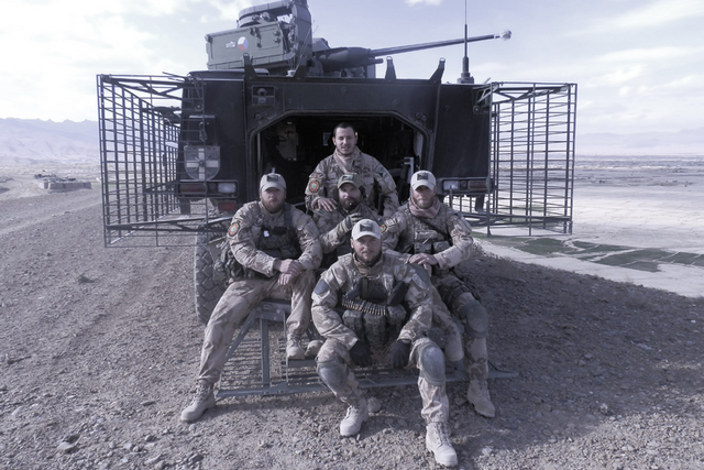 Velitel čety bojové podpory por. Ivo D. (nahoře uprostřed) s vojáky mobilního pozorovacího týmu 