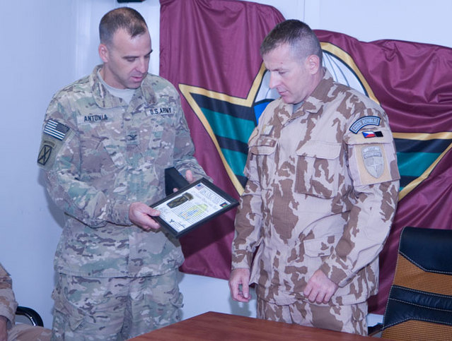 Velitel TF Patriot plukovník Bruce Antonia s plukovníkem Miroslavem Hlaváčem