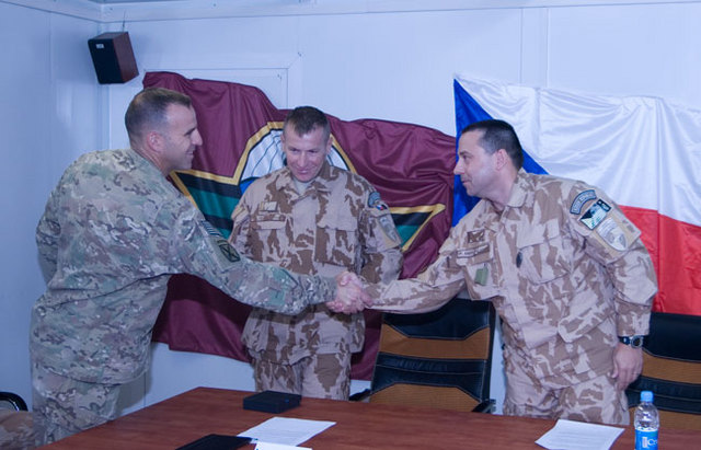 Velitel TF Patriot plukovník Bruce Antonia s podplukovníkem Pavlem Andráškem