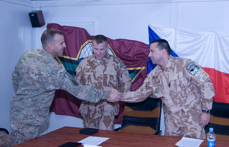 Velitel TF Patriot plukovník Bruce Antonia s podplukovníkem Pavlem Andráškem