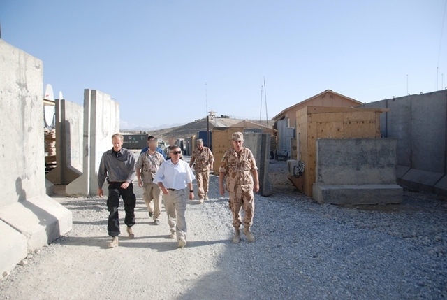 Velvyslanec ČR v Afghánistánu přichází v doprovodu velitele PRT a vedoucího civilní části PRT