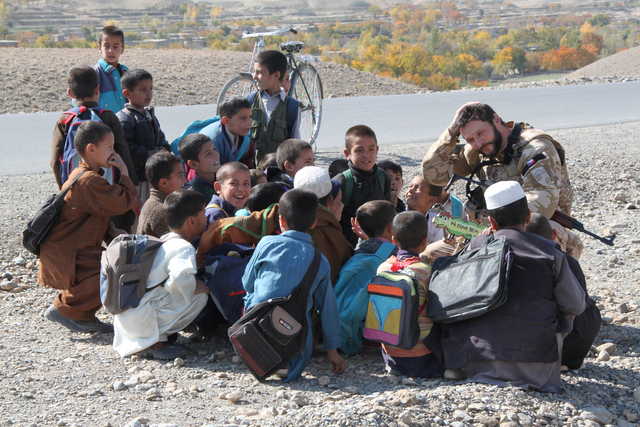 Vojáci skupiny CIMIC dokáží bezprostředně komunikovat s místními dětmi i dospělými