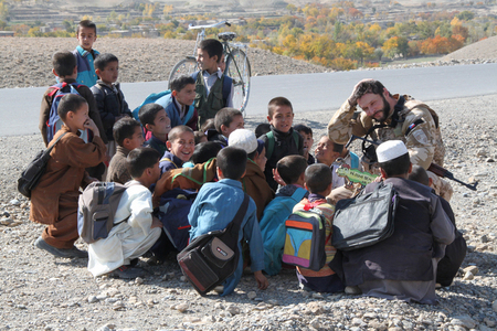 Vojáci skupiny CIMIC dokáží bezprostředně komunikovat s místními dětmi i dospělými