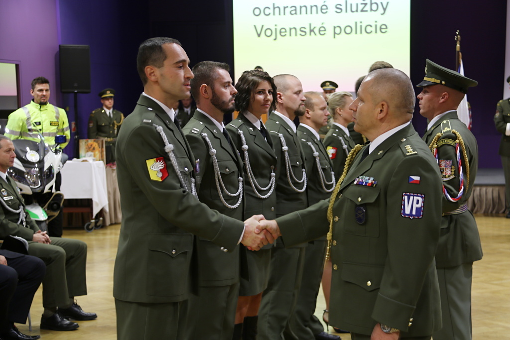 Plukovník Jiří Roček vyznamenává příslušníky VP