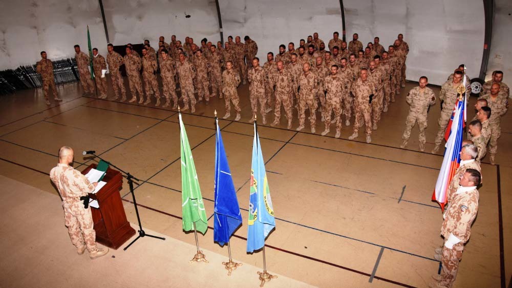 Slavnostního nástupu k oslavě Dne vítězství a předání madailí NATO Non Article 5 se zúčastnili české i slovenské jednotky plnící operační úkol v Kábulu