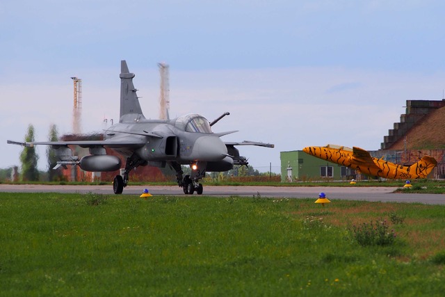Gripen roluje na stojánku čáslavského letiště
