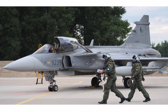 Dva z pilotů po příletu z Islandu