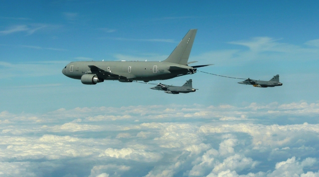 Tanker KC-767 italských vzdušných sil využili čeští stíhači několikrát k doplnění paliva při letu na Island i zpět