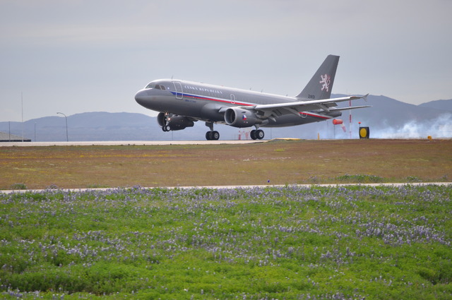 Na islandské letiště Keflavík dosedá Airbus s poslední částí příslušníků úkolového uskupení