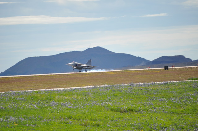 JAS-39 Gripen přistává v Keflavíku