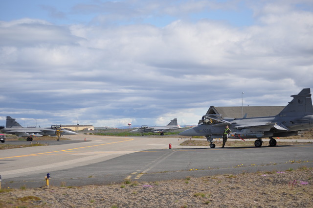 České JAS-39 Gripen na islandském letišti po příletu