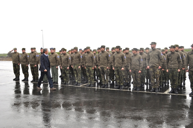 Ministr obrany Martin Stropnický zdraví vojáky na letecké základně v Keflavíku