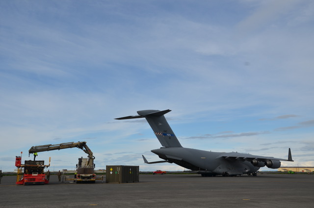 Boeing C-17 Globemaster při vykládce materiálu na letišti v Keflavíku