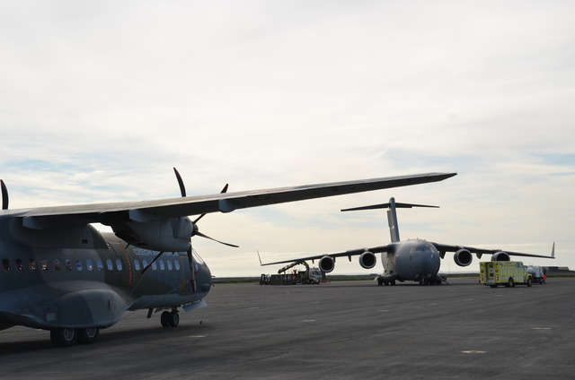 Transportní letoun C-295 CAS (vlevo) a Boeing C-17 Globemaster (vpravo) na ploše pro odbavení letounů v Keflavíku