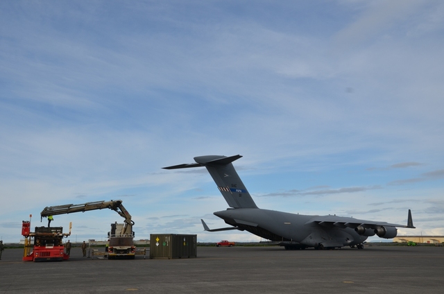 C-17 Globemaster během vykládání materiálu v rámci přípravné fáze mise na Islandu