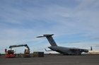 C-17 Globemaster během vykládání materiálu v rámci přípravné fáze mise na Islandu