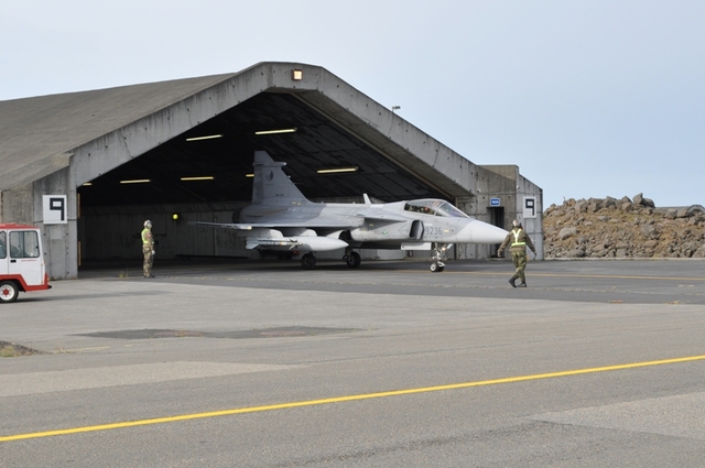 Český JAS-39 Gripen opouští úkryt v rámci prvního cvičného letu na Islandu