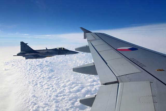 Gripen doprovází vládní speciál na letiště v Keflavíku