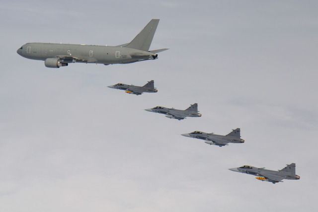Přelet letounů JAS-39 Gripen z České republiky na Island v doprovodu italského tankeru KC-767