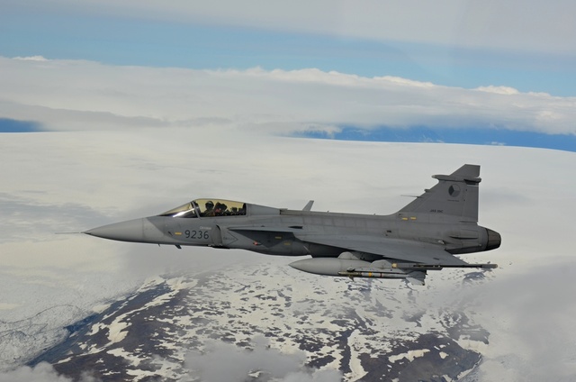 První letošní cvičný let JAS-39 Gripen nad Islandem1