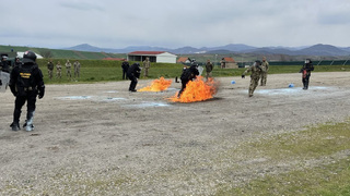 Ilustrační obrázek ke článkuVojenští policisté v Kosovu při výcviku procházeli ohněm