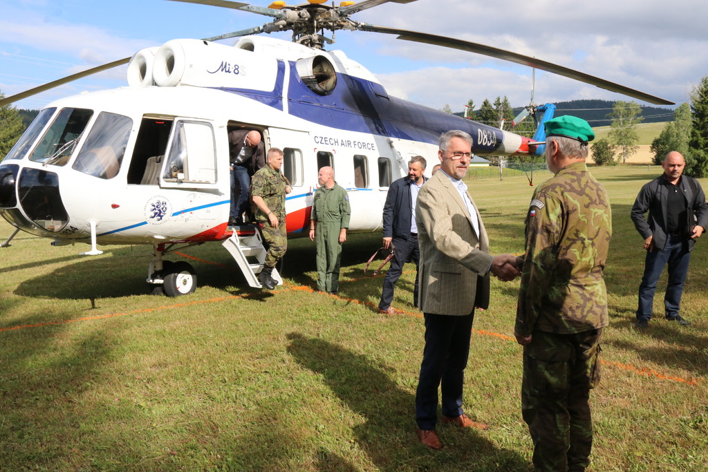 V Centru biologické ochrany v Těchoníně přivítal ministra obrany Lubomíra Metnara ředitel OBO Těchonín podplukovník Michal Kroča