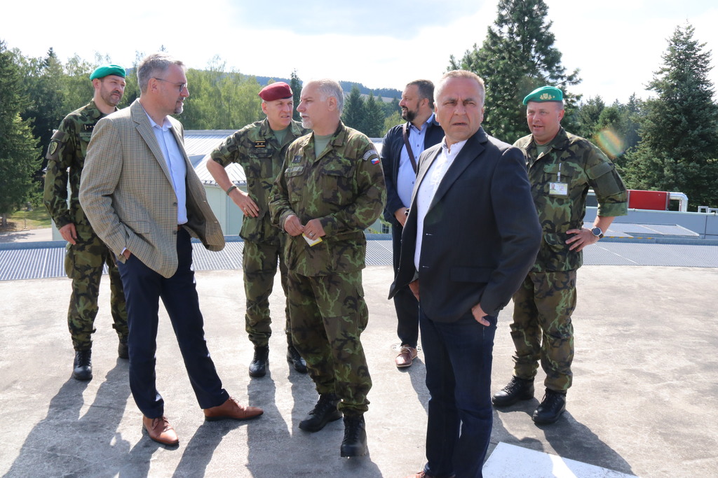 Ministr obrany Lubomír Metnar s delegací si prohlédl heliport na střeše specializované infekční nemocnice