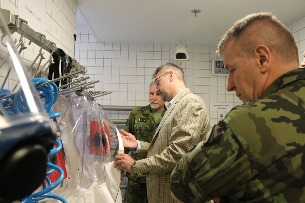 Ministr obrany při prohlídce zázemí specializované nemocnice v Těchoníně