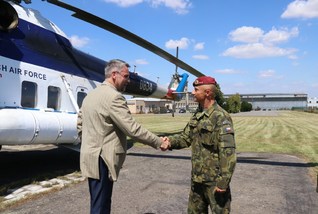 Na letišti v Chrudimi přivítal ministra obrany Lubomíra Metnara velitel 43. vpr podplukovník Jiří Adamec